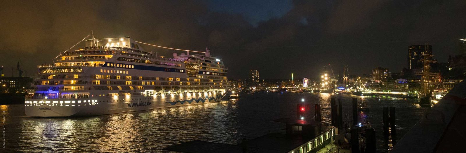 hamburg-kreuzfahrtschiff-nacht