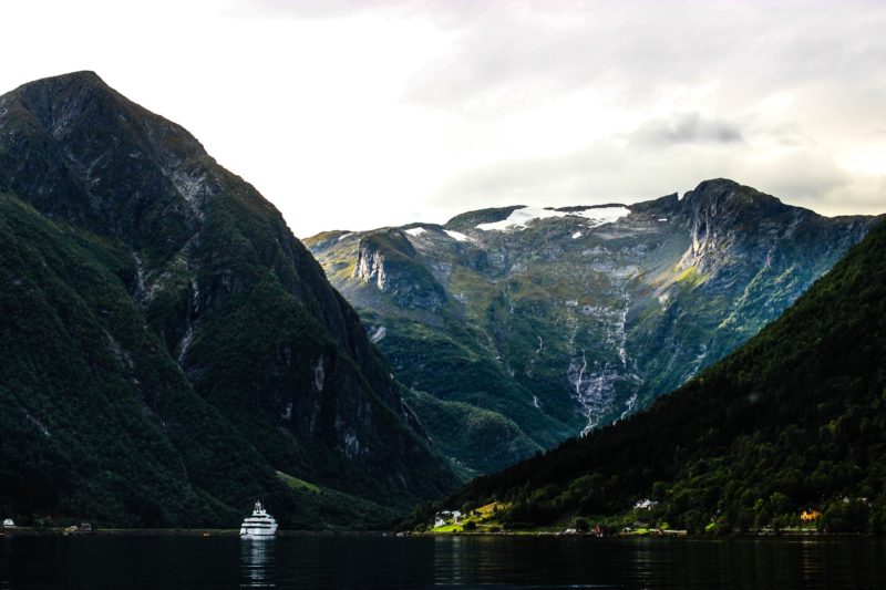 norwegen-fjord-kreuzfahrtschiff