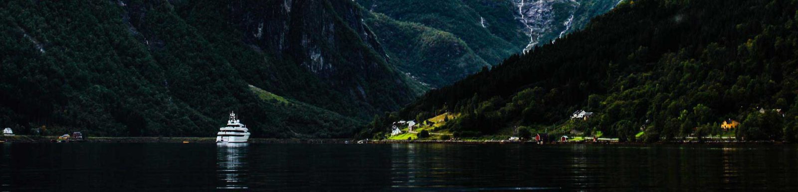 norwegen-fjord-kreuzfahrtschiff-cut